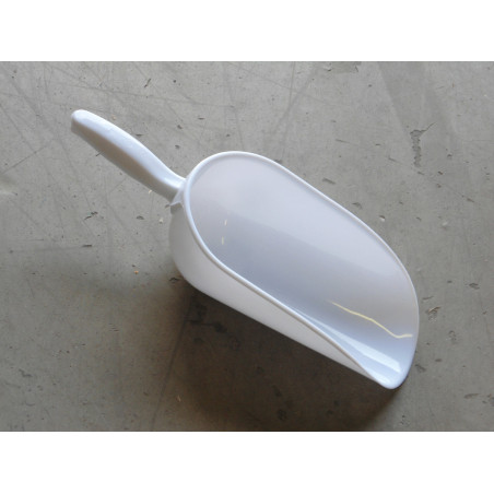 PELLE PLASTIQUE AVEC MANCHE (POUR REPANDRE LE SEL DE DENEIGEMENT)