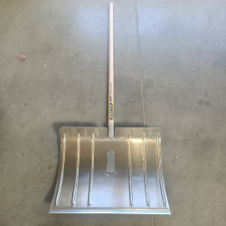 POUSSOIR A NEIGE ALU 46.5CM AVEC MANCHE